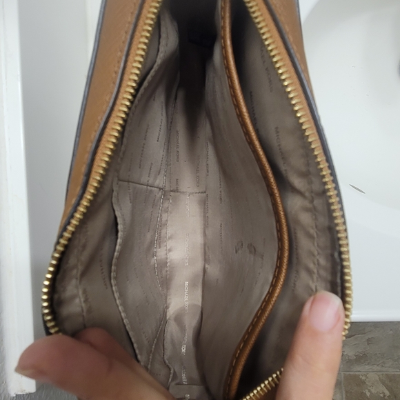 Michael Kors Leather Crossbody Bag Jet Set - Picture 5 of 7